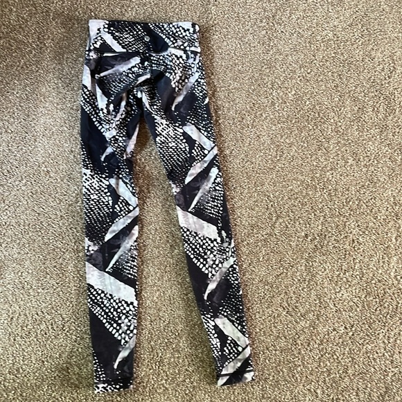 lululemon athletica Black and White Patterned Leggings - Picture 3 of 3